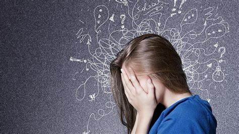 La ansiedad aparece como una señal de que algo nos está molestando. Puede manifestarse a través de preocupaciones, miedo y tensión en el cuerpo. Entender que la ansiedad es una respuesta a conflictos internos no resueltos es el primer paso para empezar a controlarla. Aceptar que estos sentimientos provienen de dentro de nosotros mismos nos permite empezar a trabajar en ellos.